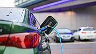 Elektroauto l&auml;dt an Lades&auml;ule