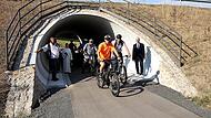 Den „Startschuss“ für eine kurze Radtour nach Ibind mit Landrat Wilhelm Schneider an der Spitze an der Tunnelunterquerung B 303 gaben Bürgermeister Hermann Niediek (links) und Baudirektor Manfred Rott (rechts), beobachtet von Pastoralreferentin An...