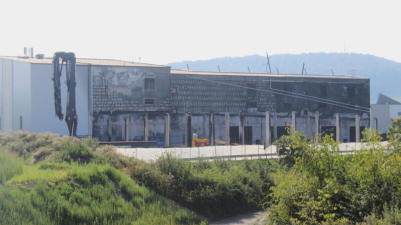 Bei einem Großbrand Anfang Juli war diese Halle von Kräuter Mix in Abtswind weitgehend zerstört worden. Jetzt gab es erneut ein kleineres Feuer. Bei einem Großbrand Anfang Juli war diese Halle von Kräuter Mix in Abtswind weitgehend zerstört worden. Jetzt gab es erneut ein kleineres Feuer.