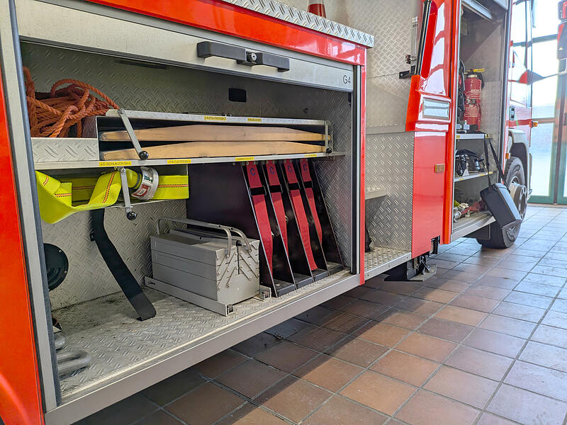 So fand der Feuerwehr-Gerätewart seinen Arbeitsplatz am Dienstagmorgen vor: Die Geräteräume an den Feuerwehrfahrzeugen standen offen. So fand der Feuerwehr-Gerätewart seinen Arbeitsplatz am Dienstagmorgen vor: Die Geräteräume an den Feuerwehrfahrzeugen standen offen.
