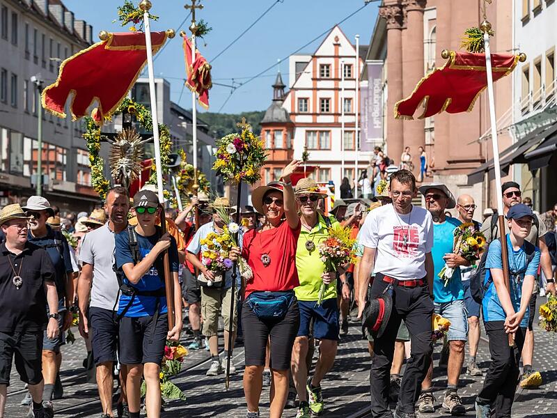 Rund 300 Wallfahrerinnen und Wallfahrer bei der R&uuml;ckkehr 2024: Nach f&uuml;nf Tagen wurden sie in W&uuml;rzburg mit Blumen empfangen.