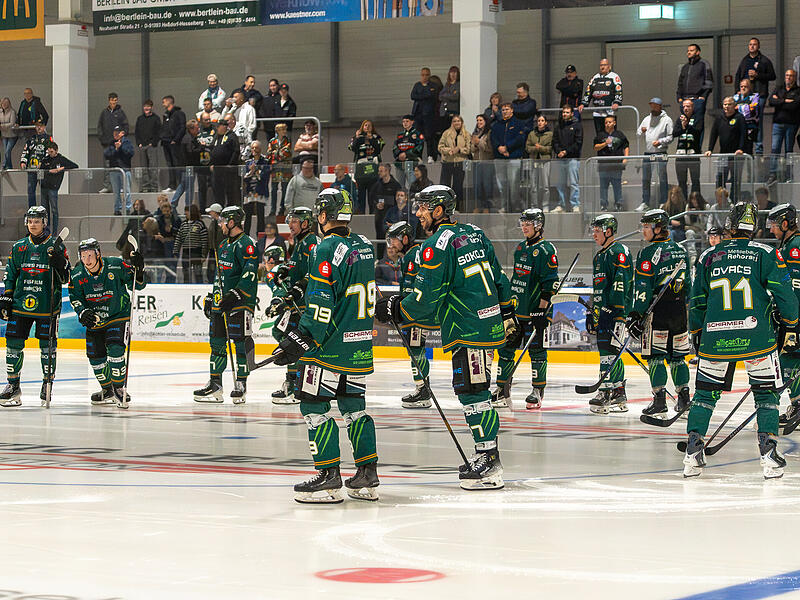 Am vergangene Freitag schon gemeinsam gegen Leipzig zum Test auf dem Eis: Die neue Mannschaft der H&ouml;chstadt Alligators f&uuml;r die Saison 2026/2027.