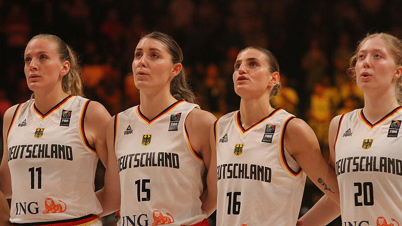 Alina Hartmann (Zweite von rechts) f&auml;hrt nicht mit zur WM. Die Bambergerin hat sich in einem Testspiel verletzt.