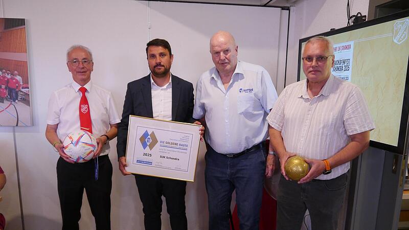 Mit der „Goldenen Raute“ zeichnete der Kreisvorsitzende des BFV, Rainer Lochmüller (2.v.l), die DJK Schondra aus. Stolz präsentiert Vorsitzender Michael Schröter die Urkunde. Einen Fußball, das Geschenk des BLSV zum Vereinsjubiläum, hält Ehrenamts...