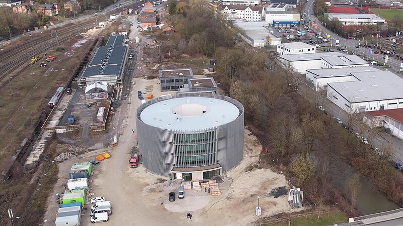 Das Globe in Coburg ist fast fertig, doch drumherum ist noch Baustelle &ndash; und an diesem Zustand wird sich so schnell auch gar nichts &auml;ndern.