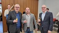 Stoßen auf das neue Jahr und den Zusammenhalt im Stadtteil Hausen an (v.l.):Diakon Christoph Glaser, Andreas Wehner und OB Dirk Vogel.