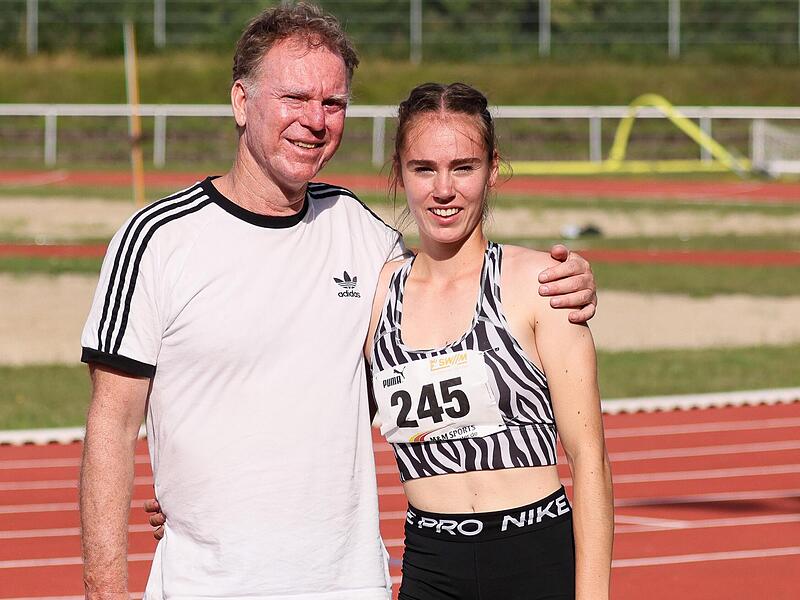 Stolzer Papa: Unser Bild zeigt Hanna Schmitt mit Vater Heiko, der auch ihr Trainer ist. Stolzer Papa: Unser Bild zeigt Hanna Schmitt mit Vater Heiko, der auch ihr Trainer ist.
