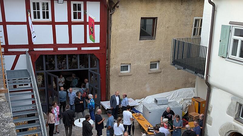 Der Hof bildet mit dem Heimatspielhaus und jetzt mit der Kulturscheune ein sehr gem&uuml;tliches Ambiente.