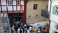 Der Hof bildet mit dem Heimatspielhaus und jetzt mit der Kulturscheune ein sehr gemütliches Ambiente. Der Hof bildet mit dem Heimatspielhaus und jetzt mit der Kulturscheune ein sehr gemütliches Ambiente.
