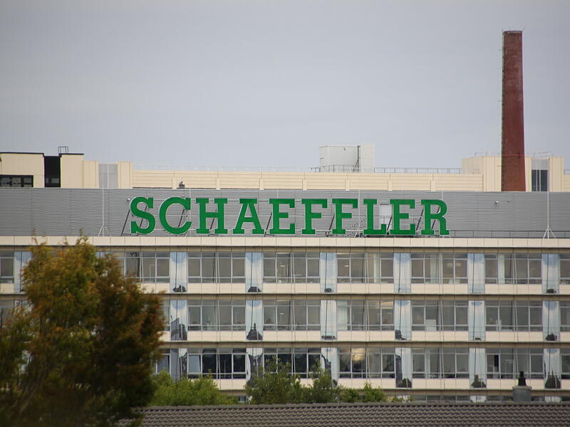 Der Automobilzulieferer Schaeffler hat für Deutschland und Europa einen drastischen Stellenabbau angekündigt. Am Hauptsitz in Herzogenaurach werden in den kommenden Jahren rund 700 Arbeitsplätze wegfallen.
