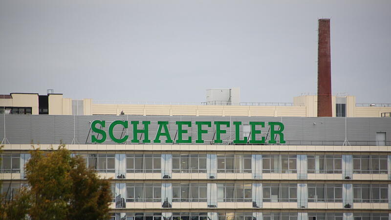 Der Automobilzulieferer Schaeffler hat für Deutschland und Europa einen drastischen Stellenabbau angekündigt. Am Hauptsitz in Herzogenaurach werden in den kommenden Jahren rund 700 Arbeitsplätze wegfallen.