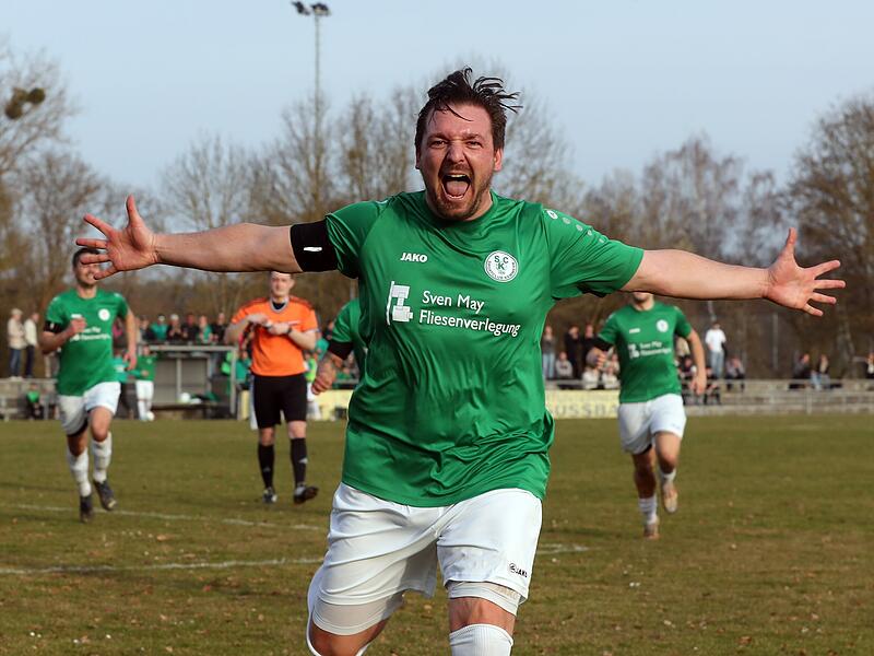 Der Kemmerner David G&ouml;rtler jubelt nach seinem Siegtreffer zum 3:2.