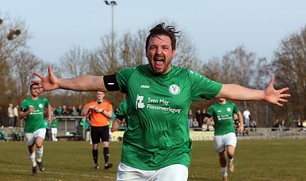 Der Kemmerner David G&ouml;rtler jubelt nach seinem Siegtreffer zum 3:2.