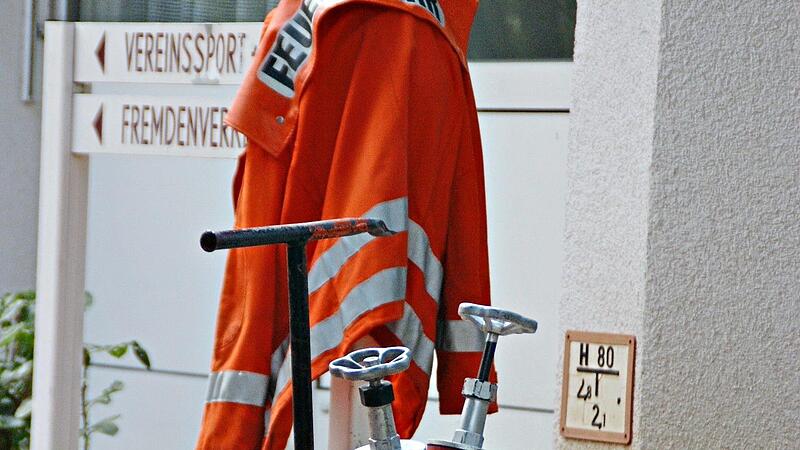 Eine Feuerwehr muss auch ausgerüstet werden. In Rauhenebrach hat sie so viel Zulauf, dass der Gemeinderat das Budget für die Kleiderkammer aufstockte. Sabine Weinbeer Eine Feuerwehr muss auch ausgerüstet werden. In Rauhenebrach hat sie so viel Zulauf, dass der Gemeinderat das Budget für die Kleiderkammer aufstockte. Sabine Weinbeer