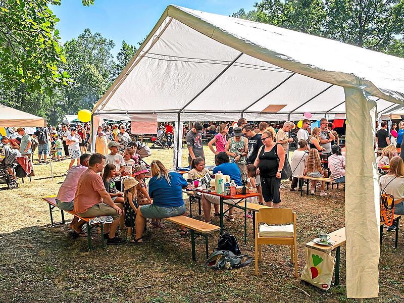 Hunderte Besucher feierten auf dem Gel&auml;nde der Lebenshilfe Forchheim das Jubil&auml;ums-Sommerfest mit Musik, Mitmachangeboten und vielen Begegnungen.