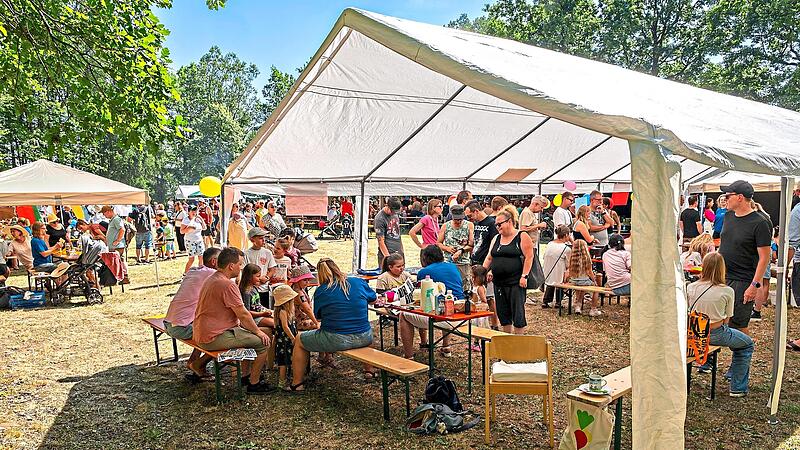 Hunderte Besucher feierten auf dem Gelände der Lebenshilfe Forchheim das Jubiläums-Sommerfest mit Musik, Mitmachangeboten und vielen Begegnungen. Hunderte Besucher feierten auf dem Gelände der Lebenshilfe Forchheim das Jubiläums-Sommerfest mit Musik, Mitmachangeboten und vielen Begegnungen.