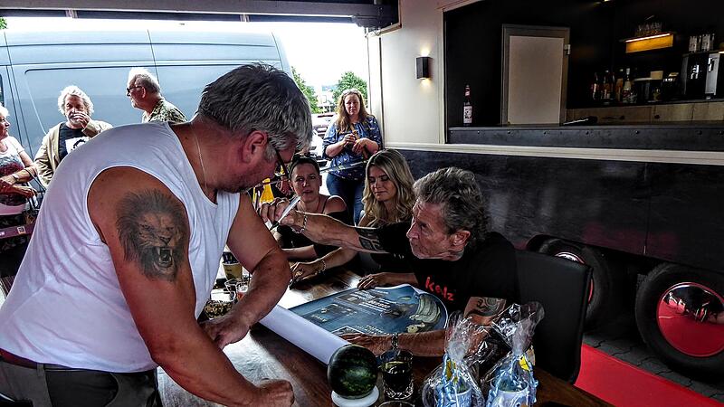 Norbert Parys lie&szlig; sich von Peter Maffay nicht nur ein Plakat signieren &ndash; sondern auch noch seinen Oberarm.