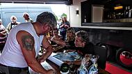 Norbert Parys lie&szlig; sich von Peter Maffay nicht nur ein Plakat signieren &ndash; sondern auch noch seinen Oberarm.