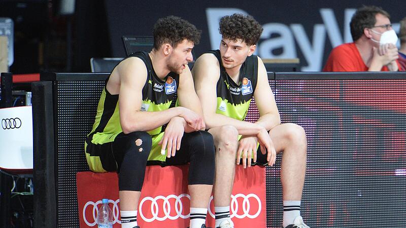 Kevin Wohlrath (links) und Kay Bruhnke trugen in der vergangenen Saison noch beide das Medi-Trikot. Wohlrath tat der Wechsel nach Bamberg gut, wo der gebürtige Berliner zum Leistungsträger reifte. Auch Bruhnke bekommt vom neuen Bayreuther Trainer ...