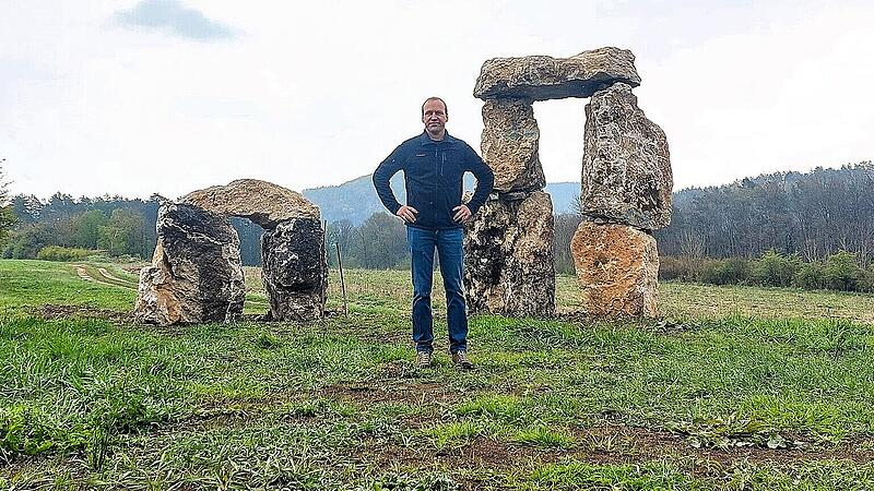Zwei Jahre lang hat Alexander L&auml;mmlein an seinem fr&auml;nkischen Stonehenge gearbeitet - bald will er es fertigstellen.