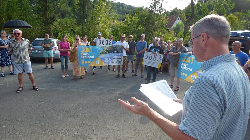 3638 Unterschriften haben die Befürworter der Bäder gesammelt und in Egloffstein übergeben.