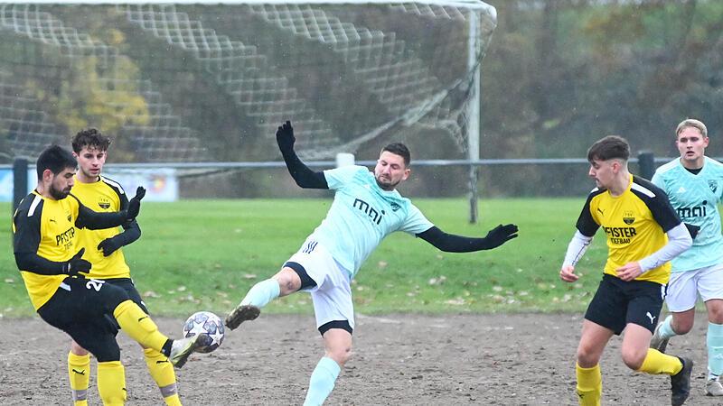 Im letzten Spiel des Kalenderjahres 2024 &uuml;berraschte der TSV Sonnefeld um Spielertrainer Patrick Schwesinger (Mitte) den TSV Breiteng&uuml;&szlig;bach mit 1:0. Ein Mutmacher f&uuml;r die Restr&uuml;ckrunde?