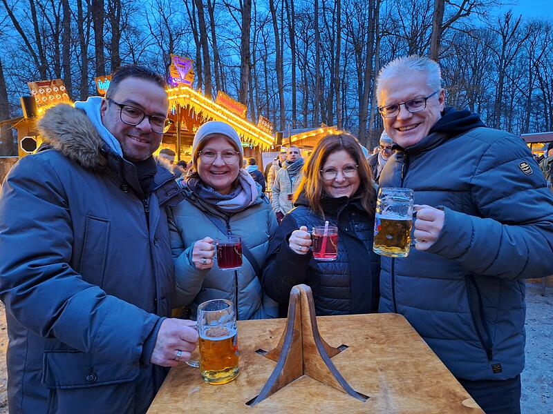 Glühwein und andere heiße Getränke laden zum Verweilen ein.Forchheimer Winterzauber
