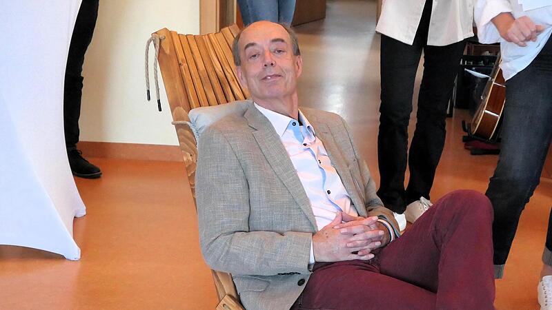 Horst Michl hat im Ruhestand hoffentlich auch Gelegenheit, um in dem &bdquo;Ruhesessel&ldquo; zu entspannen, den sein Praxisteam ihm zum Abschied geschenkt hat.