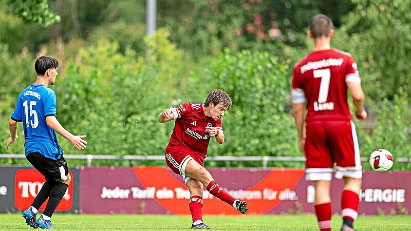 Mögeldorfs Kimi Japec zieht ab und bringt die SpVgg mit 1:0 in Führung. Herzogenauracher Silas Kröniger kann nur machtlos zusehen. Sportfoto Zink Mögeldorfs Kimi Japec zieht ab und bringt die SpVgg mit 1:0 in Führung. Herzogenauracher Silas Kröniger kann nur machtlos zusehen. Sportfoto Zink