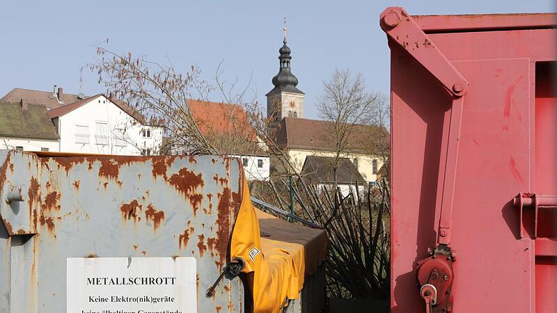 Selten ge&ouml;ffnet - und dann &uuml;berlastet: Nur in Burk k&ouml;nnen die Forchheimer ihr Gr&uuml;ngut loswerden.Forchheim & Fr&auml;nkische Schweiz