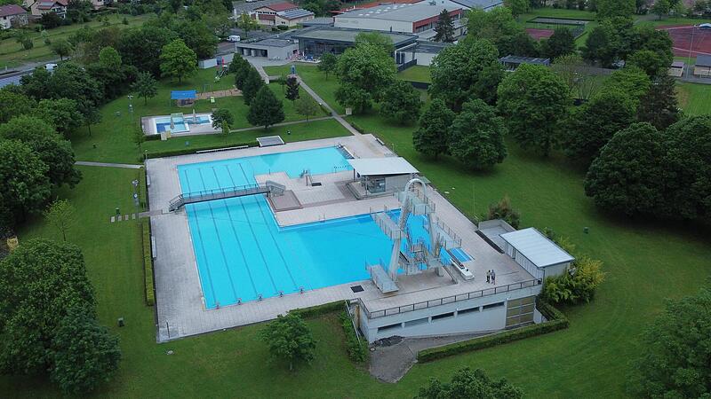 Wetterbedingt ist die Freiluft-Saison 2024 im Saaletalbad Hammelburg eher mau gestartet. Vormittags (unser Foto) ist das Freibad geschlossen.