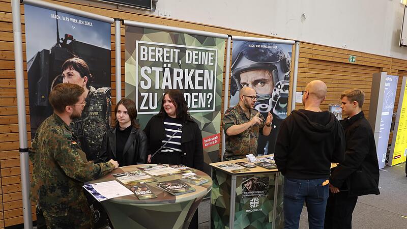 Tanja (l.) und Elisa (r.) informierten sich beim Tag der Ausbildung am Stand der Bundeswehr. Ihr Fazit: „Warum nicht eine Ausbildung bei der Bundeswehr ausprobieren?“