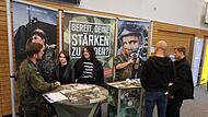 Tanja (l.) und Elisa (r.) informierten sich beim Tag der Ausbildung am Stand der Bundeswehr. Ihr Fazit: „Warum nicht eine Ausbildung bei der Bundeswehr ausprobieren?“