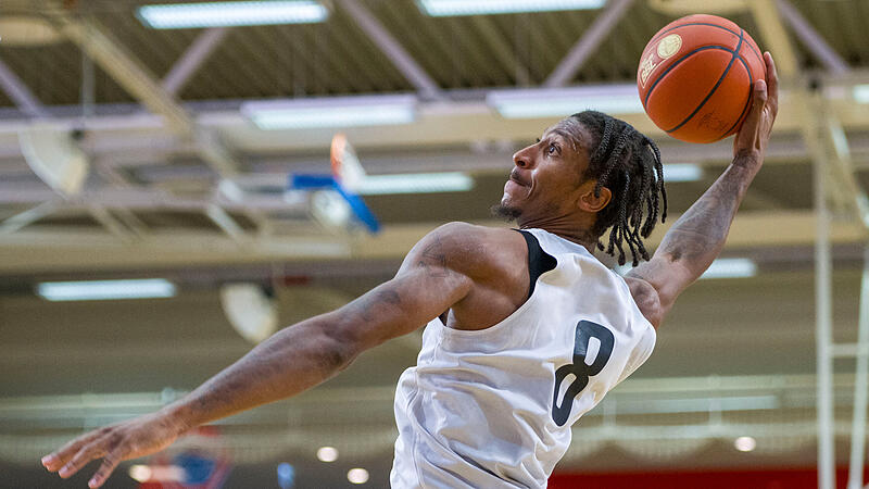 Bambergs Neuzugang Demarcus Demonia zeigte spektakul&auml;re Flugeinlagen.