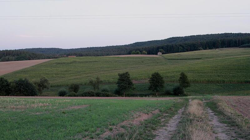 Die &bdquo;Sonnenfarm Renate&ldquo; soll im Wesentlichen auf der gr&uuml;nen Fl&auml;che errichtet werden.