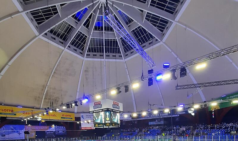 Das Warm-up vor Spiel 1 im Eiszirkus Leipzig läuft Das Warm-up vor Spiel 1 im Eiszirkus Leipzig läuft