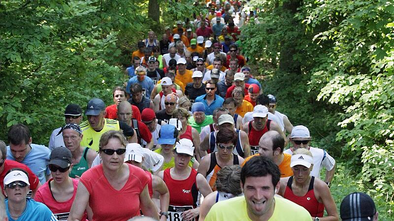 Ungewohnte Wetterrisiken durch eine Gewitterfront  bedrohen den Weltkulturerbelauf am Sonntag, 7. Mai.   Dicht gedr&auml;ngt erklimmen diese L&auml;ufer den Altenburgberg.