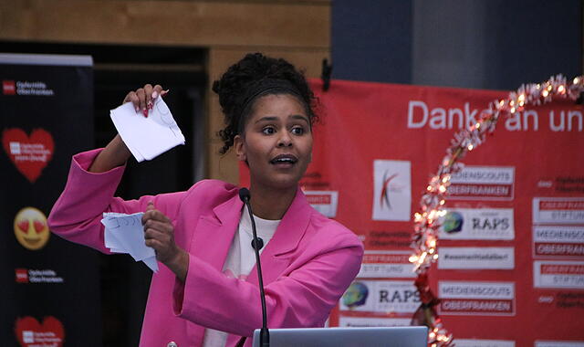 Gegen Hass und Hetze: Influencerin und Model Lijana Kaggwa sensibilisiert Schülerinnen und Schüler für Cybermobbing und seine Auswirkungen. Gegen Hass und Hetze: Influencerin und Model Lijana Kaggwa sensibilisiert Schülerinnen und Schüler für Cybermobbing und seine Auswirkungen.