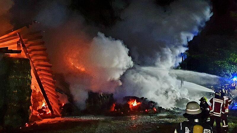 Montagnacht brannte ein Stroh- und Holzlager in einem Waldst&uuml;ck nahe der B 85 bei Kirchleus nieder. 200 Einsatzkr&auml;fte waren vor Ort.