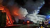 Montagnacht brannte ein Stroh- und Holzlager in einem Waldstück nahe der B 85 bei Kirchleus nieder. 200 Einsatzkräfte waren vor Ort.
