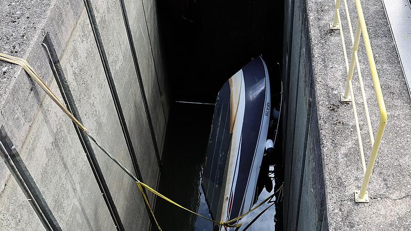 Sportboot kentert in Schleuse am Main