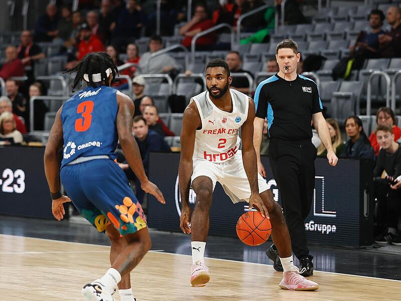 Amir Bell (mit Ball) konnte aufgrund von Oberschenkelproblemen ab Mitte des dritten Viertels nicht mehr eingesetzt werden.