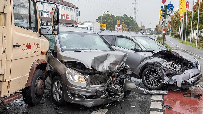 Die drei Fahrzeuge sind bei dem Unfall stark demoliert worden. Die drei Fahrzeuge sind bei dem Unfall stark demoliert worden.