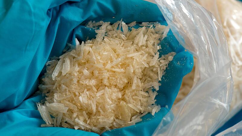 Der 86-jährige Rentner, der regelmäßig Crystal Meth (im Bild) in den Landkreis Bamberg schmuggelte, wurde nie dabei erwischt. Erst als sein Auftraggeber, der Chef einer Drogenbande, auspackte, kam der harmlos wirkende „Opa“ vor Gericht. Der 86-jährige Rentner, der regelmäßig Crystal Meth (im Bild) in den Landkreis Bamberg schmuggelte, wurde nie dabei erwischt. Erst als sein Auftraggeber, der Chef einer Drogenbande, auspackte, kam der harmlos wirkende „Opa“ vor Gericht.