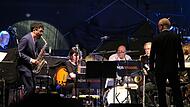 Luigi Grasso (links) bei einem seiner Soli. Sein Saxofon-Kollege in der NDR Bigband h&auml;lt Augenkontakt &ndash; Kommunikation unter Jazzern.
