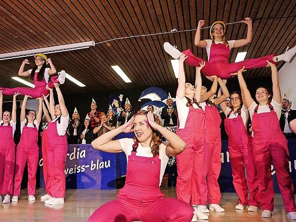 Die Prinzengarde brillierte mit ihrem Showtanz. Die Prinzengarde brillierte mit ihrem Showtanz.