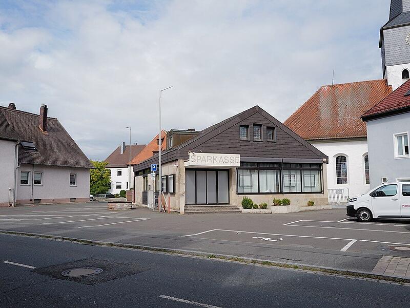 Die alte Sparkassenfiliale in Weisendorf steht einer Neukonzeption des Marktplatzes im Wege. Die alte Sparkassenfiliale in Weisendorf steht einer Neukonzeption des Marktplatzes im Wege.
