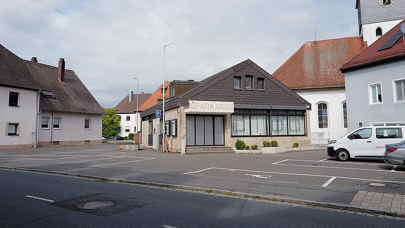 Die alte Sparkassenfiliale in Weisendorf steht einer Neukonzeption des Marktplatzes im Wege. Die alte Sparkassenfiliale in Weisendorf steht einer Neukonzeption des Marktplatzes im Wege.
