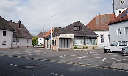 Die alte Sparkassenfiliale in Weisendorf steht einer Neukonzeption des Marktplatzes im Wege. Die alte Sparkassenfiliale in Weisendorf steht einer Neukonzeption des Marktplatzes im Wege.