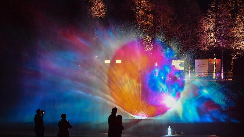 An der Seebühne tanzt eine farbenfrohe Illumination übers Wasser.